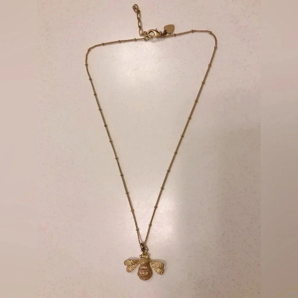 Gold necklace with bee  pendant - Picture 1 of 2